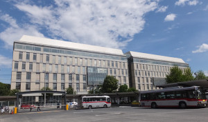 協生館は綱島街道を挟み、日吉駅西口バスターミナルの真正面にあります