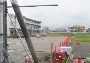 2015年8月29日現在の敷地内の様子。工事に関する建物などの整備が進んでいる