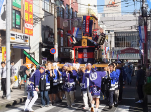 慶應学生と地元有志による神輿（みこし）が「ケイ、オー！」の掛け声とともに、駅前中央通りとメイルロードを巡回しました