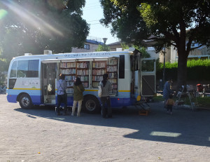 「はまかぜ号」が本を積んで公園などへやってきて、移動図書館が開設されます