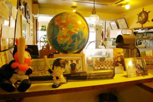 レストラン「マリーン」の店内には高橋選手をはじめ、慶應運動部関係の写真やグッズなどの展示が目立つ