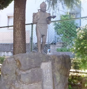 開校140年以上の日吉台小学校にある「二宮尊徳（金次郎）像」。全国で消えるなかで、なぜ残っていｒるのか、その経緯をガイドから聞きたい