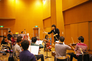 指揮者の野田浩太郎さんは東京医科歯科大学医学部に所属しながら、Orchestra Passione!!（オーケストラ・パッショーネ）の代表兼指揮者として活躍。「新しい、ワクワクするような音楽にチャレンジしたい」と野田さん