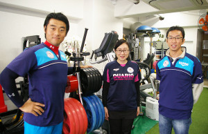 左から辻さん、スタッフの佐々木さん、長谷川さん。「ジムのトレーニングを通じて、お客様の体調が整ってゆく過程を見ていると、とても嬉しいです」と佐々木さん