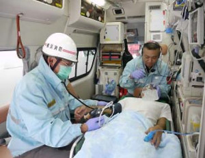 救急車は1台あたり運転手を含め3名の救急隊員によって運営されている（横浜市消防局の平成27年度予算概要書より）