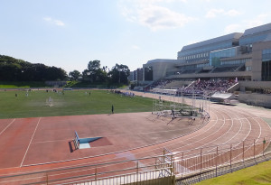 慶應日吉キャンパスには、日本陸上競技連盟の第4種公認の陸上競技場と協生館（右側）にはプールも完備