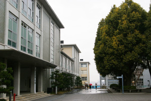 今日の慶應落研「三つ目の会」は、慶應義塾大学日吉キャンパスの第6校舎で開催！最奥の校舎へ向かいます