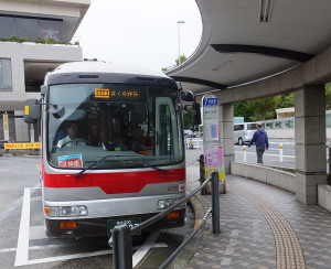 日吉駅西口のバスターミナルから小型バスで運転される「さくらが丘行」に乗れば5分ほどで井田病院へ着く