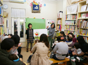 1973年3月に日本で最も古い児童書専門店として設立された「ともだち書店」。毎月第1～3月曜日の午前に、未就園児向きの「くまちゃんのおはなし会」を開催している