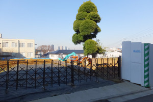 賃貸マンション建設が予定されている日吉本町2丁目の土地、左後方に見えるのが慶應の日吉西館
