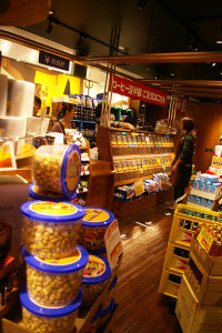 コーヒーの香りが店内に。海外から輸入された食品の数々も並んでいました