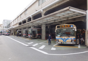 綱島駅と鶴見駅を結ぶ横浜市営の「13系統」は"ドル箱"路線となっている（綱島駅東口ターミナルで）