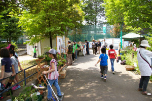 「松の川緑道まつり」会場に到着。「鳥の広場」は公園に隣接しているとあり、子どもたちもいっぱいです