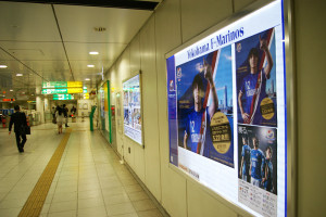 東急日吉駅（地下駅）側のコンコースにある横浜F・マリノスインフォメーション