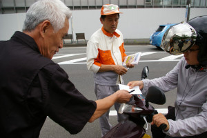 バイクの車体チェック表や、バイクの安全な乗り方パンフレット（日本二輪車普及安全協会）も手渡されました