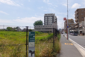 計画地はバス通りに面し、川崎鶴見臨港バスの「北加瀬二丁目」停留所が目の前にある