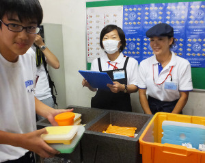 荏田南中学校では初日にハマ弁を注文したのは11人だけだったが、クラスでは注目を集めたという