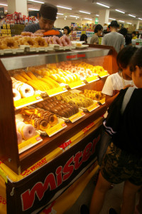 メグミマーケット内にて、日吉駅前からミスタードーナツも特別販売！今回が3回目の出店とのこと