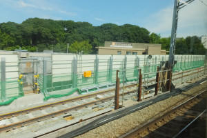 東横線の車窓からも新たな線路を作っている様子が見える（箕輪町付近）