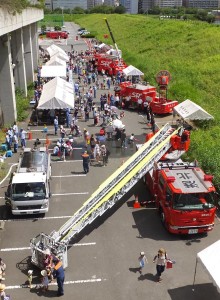 日産スタジアムの小机寄りにある新横浜公園「第一駐輪場」で行われた2016年の消防フェスタ（8月25日）