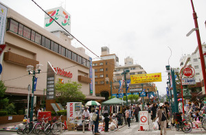 イトーヨーカドー前の「パデュ中央広場」で開かれる恒例のフリーマーケット