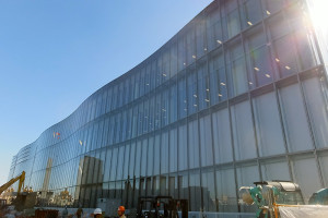 建物自体はほぼ完成している米アップルの研究所「綱島テクニカル・デベロップメント・センター（綱島TDC）」（2016年10月15日）