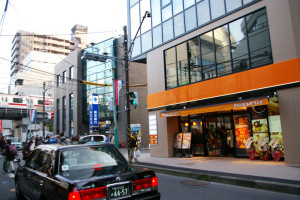 バス通りから見たピアーズカフェ。東横線の列車からも見えるのでしょうか