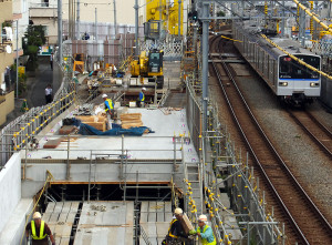 相鉄線の西谷駅（保土ヶ谷区）近くで行われている西谷トンネルの関連工事（写真左側、2016年10月撮影）