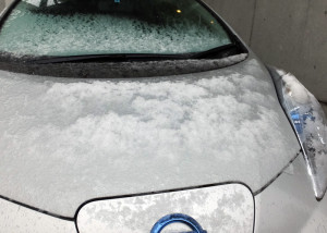駐車中の車にはみぞれのような雪が積もっていた
