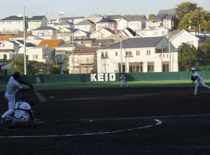 日吉（下田）グラウンドは外野に高いネットが設けられているが……。「KEIO」の文字の後方にある白い建物が保育園の園舎