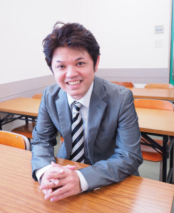教務部リーダーの大城（おおしろ）智宏さんは東京大学経済学部出身。「切れ味するどい、わかる授業」に定評とのこと（写真：サクセスライン提供）