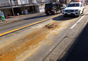 箕輪町1～2丁目の綱島街道のいたる所に泥のような土がこびりついていた（2016年12月17日）