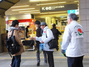 第2部は日吉駅前に移動。東急線地上改札付近のコンコースで防犯キャンペーンを実施。犯罪防止を呼び掛けるティッシュやメモ帳を配布しました