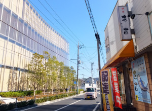 アップル研究所（左）の真横に位置する弁当・定食店の「綱島正吉」