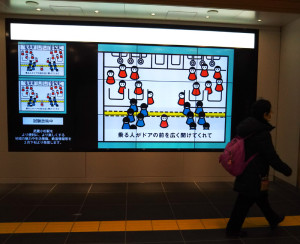 すでに武蔵小杉駅改札内のデジタルサイネージは稼働している