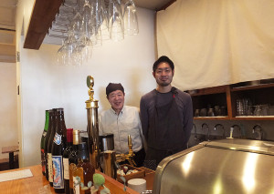 学生時代からの“夢”だったお店をオープンした堀田健一さん（右）と父・耕造さん（左）