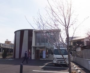 新しい港北区医師会館・休日急患診療所の敷地内にはソメイヨシノが植樹された。式典の開催を祝うかのように花開いて当日を迎えた（201７年3月25日）