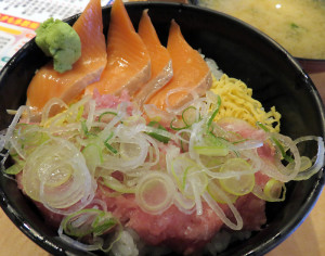 一番人気の「ネギトロサーモン丼」は税込550円（ランチ時の価格）