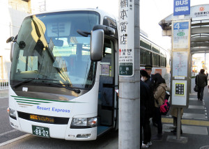 乗り場は日吉駅東口（慶應大側）の元住吉側にある4番乗り場、「日51系統コンフォール南日吉」行のバスが発車する場所を使っています。なお、“1番バス”の乗客は年齢層が低く見える女性3人、日吉から乗車したのは筆者を含めて4人でした