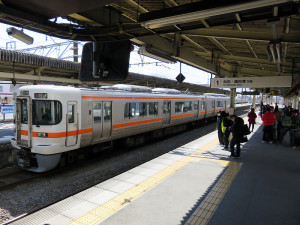 なお、JR御殿場線で帰宅する場合、横浜駅までの運賃は1490円。スイカやパスモなどのICカードは使えないので、券売機で切符を買う必要があります。なお、東海道本線の乗り換え駅である「国府津（こうづ）」へは1時間に1本程度しか列車がないので要注意