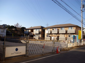 日吉本町駅に近い住宅地では一戸建ての新築分譲も目立つ