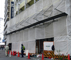 31日のオープンへ向けて工事が進む「セブンイレブン横浜大綱橋店」、左手に見える看板は「ローソン綱島東一丁目店」