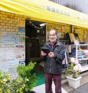 実証実験に参加した南日吉商店街の小嶋純一会長。日頃からタブレット端末を愛用しているという