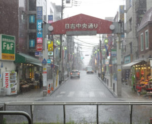 日吉中央通りも冠水、7～8ミリ程度の雹（ひょう）らしき塊が降っていた（5月18日13時40分ごろ）