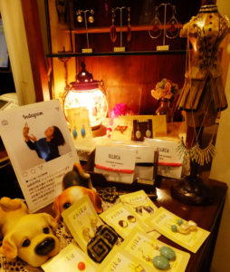 美容室ACTの店頭には、日吉出身・在住のデザイナー「esika」さんの手作りアクセサリーが並ぶ