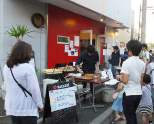 先月開催時のチーズ日吉本町。例年より多く来客があり賑わったという。イタリア料理店らしい軽食やドリンク、“100円玉で食べられる”かき氷やあげパスタも人気に（2017年6月3日）