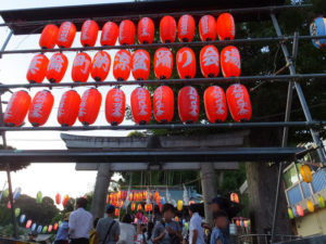 日吉の夏祭りシーズン到来！箕輪町諏訪神社盆踊りがスタート！多く地域の人々で賑わいました(7月21日18時頃)