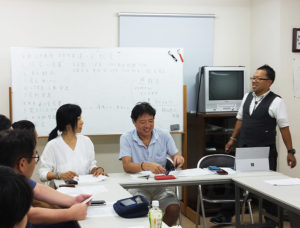 「日吉中央通り会」総会の司会は、新たに就任した内田副会長（写真右）が担当。同じく新任の澤井副会長（左）、大嶋会長（中央）と新体制で臨む
