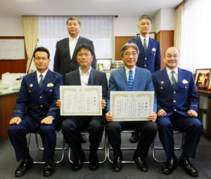 地域の金融機関に勤務する2名がお手柄！JA横浜・日吉支店の今野さん（左）、横浜銀行大倉山支店の服部さん（右）の“勇気”を称（たた）え、港北警察署にて感謝状を贈呈した