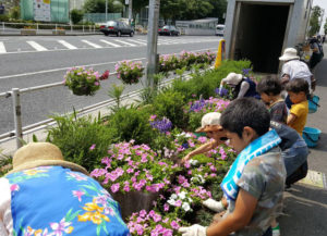 「一武会」は日吉駅前花壇花ポケット（写真提供）に協賛している。6月には夏の花苗植えの活動に参加。普段花を植えたりする経験が少ない子どもたちも、地域の美化に欠かせない活動ということもあり、喜んでいたという